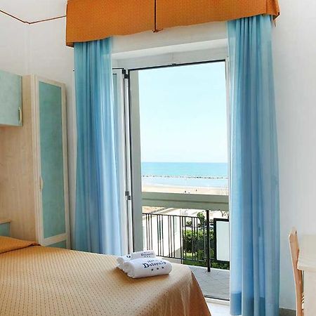 Hotel Dolores Ріміні Екстер'єр фото
