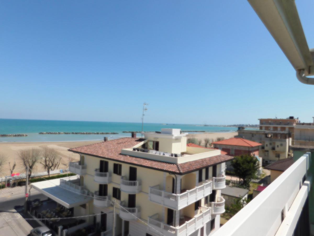 Hotel Dolores Ріміні Екстер'єр фото