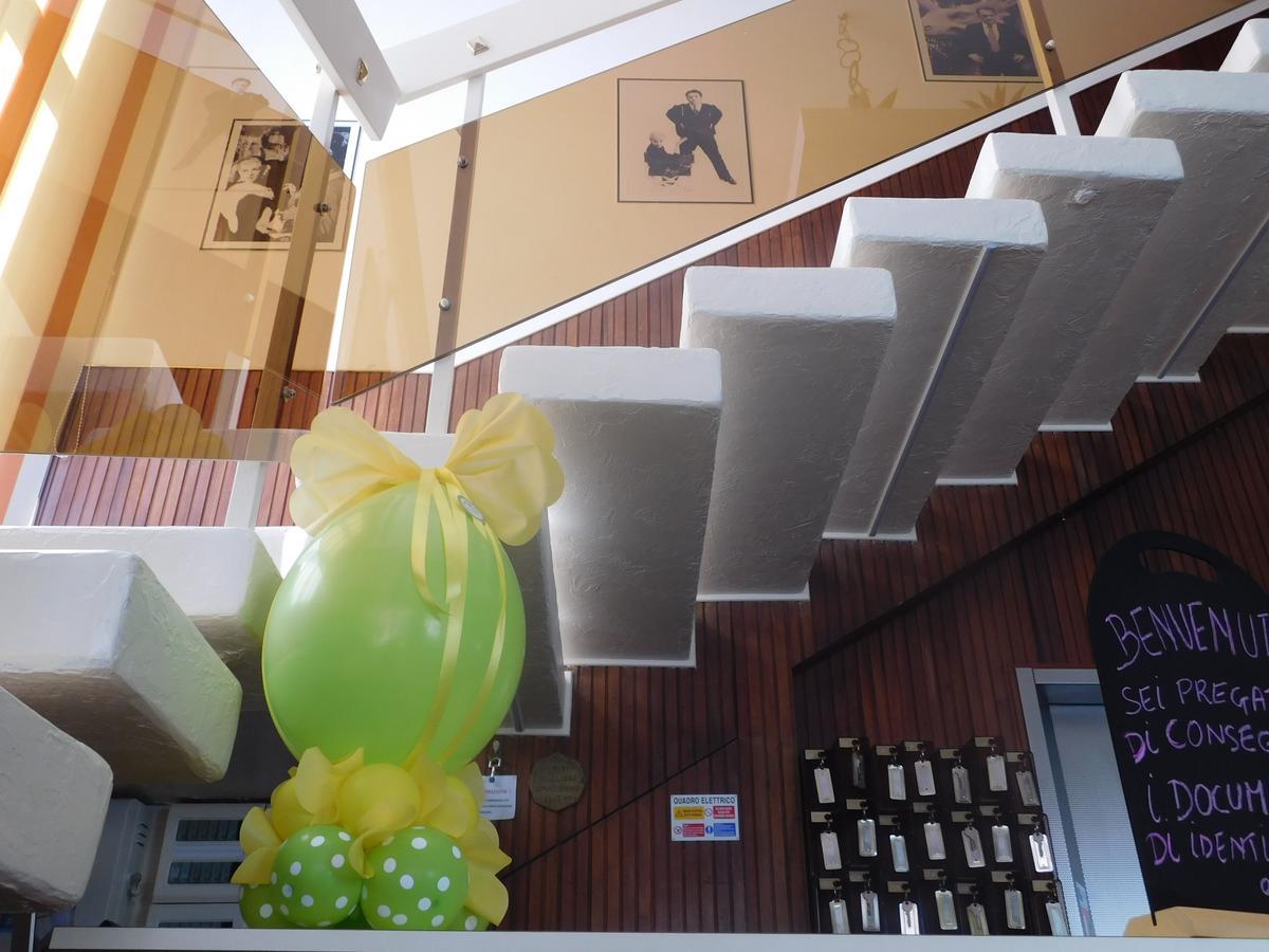 Hotel Dolores Ріміні Екстер'єр фото
