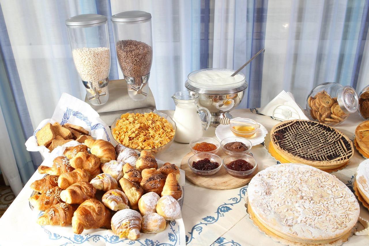 Hotel Dolores Ріміні Екстер'єр фото