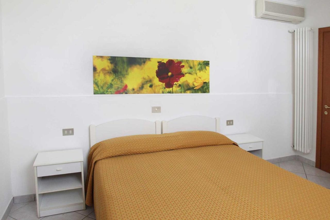 Hotel Dolores Ріміні Екстер'єр фото