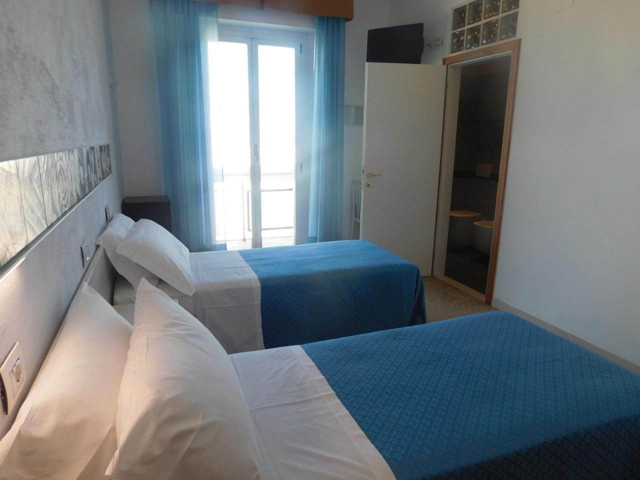 Hotel Dolores Ріміні Екстер'єр фото
