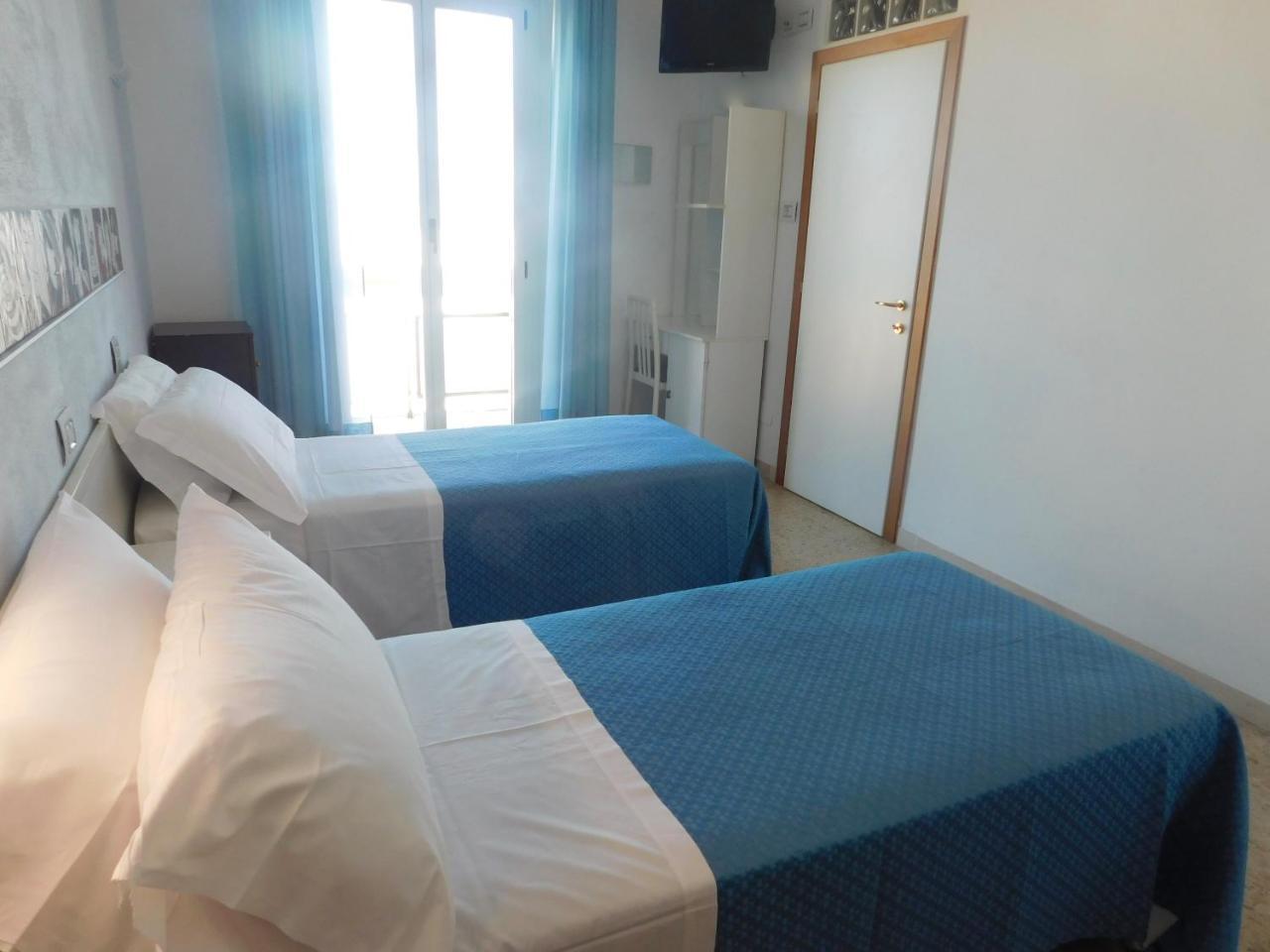 Hotel Dolores Ріміні Екстер'єр фото