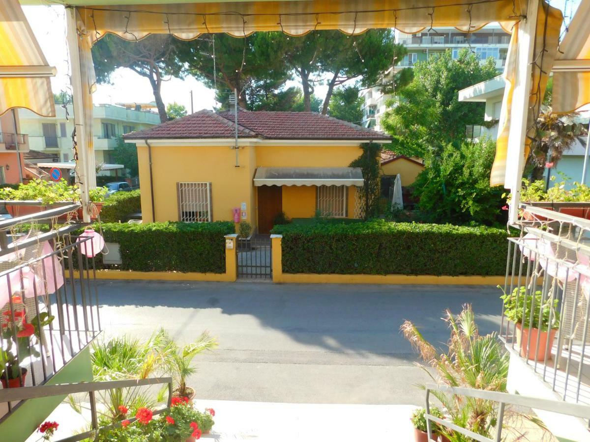 Hotel Dolores Ріміні Екстер'єр фото